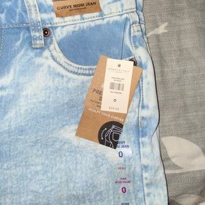 BNWT HIGHRISE MOM JEANS